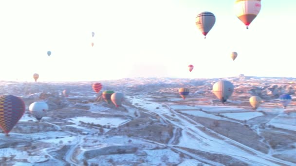 Krajobraz Śnieżnej Doliny Mnóstwem Balonów Ogrzane Powietrze Wschodzie Słońca Kapadocji — Wideo stockowe