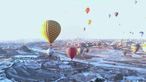 Luchtfoto Besneeuwde Vallei Landschap Met Veel Hete Lucht Ballonnen Bij — Stockvideo