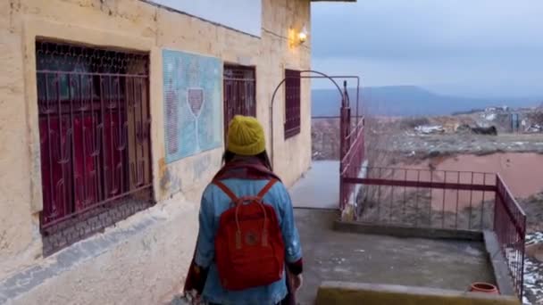 Vrouw Loopt Het Wijnhuis Binnen Pasabag Cappadocia Turkije — Stockvideo