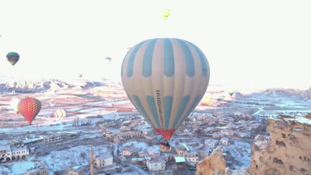 Vista Aérea Balões Quente Sobrevoando Antigas Casas Cavernas Com Paisagem — Vídeo de Stock