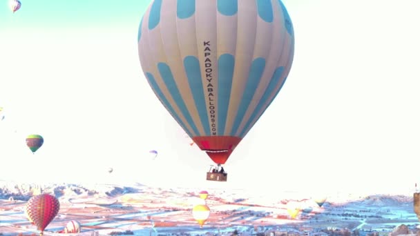 Letecký Pohled Horkovzdušné Balóny Letící Nad Starobylými Jeskynními Domy Zasněženou — Stock video