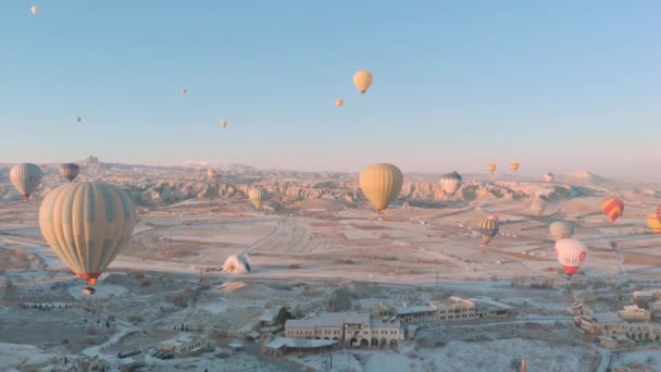 Imagens Aéreas Balões Quente Sobrevoando Vale Temporada Inverno Capadócia Turquia — Vídeo de Stock