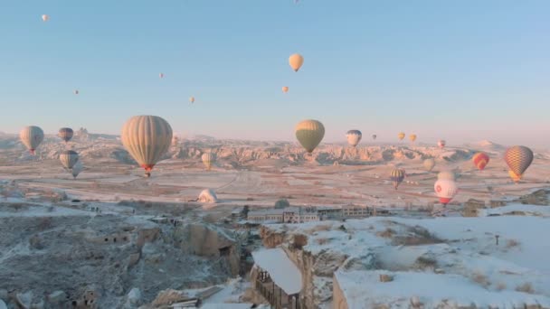 Images Aériennes Montgolfières Survolant Vallée Saison Hivernale Cappadoce Turquie Vue — Video