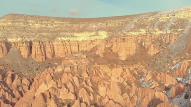 Удивительные Пейзажные Кадры Красной Долины Впечатляющими Скальными Образованиями Расположенными Каппадокии — стоковое видео