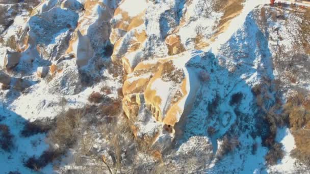 Widok Lotu Ptaka Dolinę Gołębi Jaskinie Pokryte Śniegiem Wschodzie Słońca — Wideo stockowe