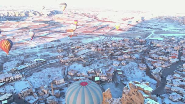 Hot Air Ballon Vliegen Stenen Grotwoningen Bij Cappadocia Besneeuwde Winterseizoen — Stockvideo