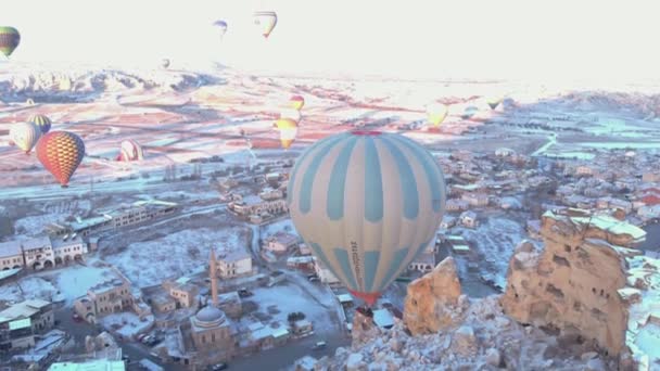 Hot Air Ballon Vliegen Stenen Grotwoningen Bij Cappadocia Besneeuwde Winterseizoen — Stockvideo