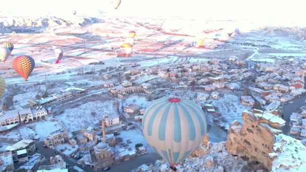 Hot Air Ballon Vliegen Stenen Grotwoningen Bij Cappadocia Besneeuwde Winterseizoen — Stockvideo