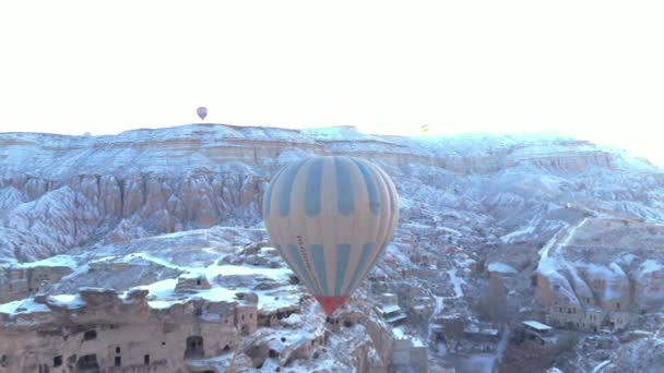 Balão Quente Voando Sobre Casas Caverna Pedra Capadócia Temporada Inverno — Vídeo de Stock