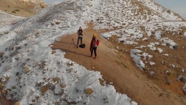 카파도키아에 장관을 이루는 활동으로 계곡을 뒤덮은 눈덮인 아름다운 여행하는 부부의 — 비디오