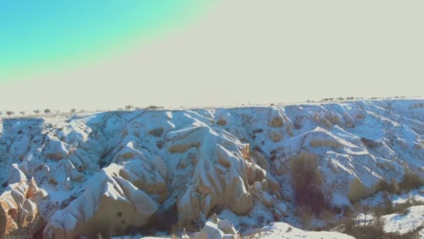 Luftaufnahme Von Pigeon Valley Und Schneebedeckten Höhlenhäusern Beim Sonnenaufgang Kappadokien — Stockvideo