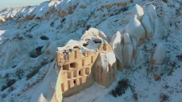 Вид Згори Долину Голуба Печерні Доми Вкриті Снігом Світанку Каппадокії — стокове відео
