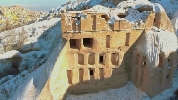 土耳其卡帕多西亚的鸽子谷和被雪覆盖的洞房的空中景观 — 图库视频影像
