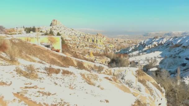 Luchtfoto Van Duivenvallei Grotwoningen Bedekt Met Sneeuw Bij Zonsopgang Cappadocië — Stockvideo