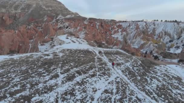 Воздушный Кинематографический Вид Заснеженной Красной Долины Вулканическими Скалами Каппадокии Турция — стоковое видео