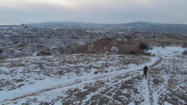 Luchtfoto Filmische Weergave Van Besneeuwde Red Valley Met Vulkanische Rotsformaties — Stockvideo