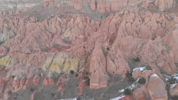 Paisaje Aéreo Mujer Sola Valle Rojo Cubierto Nieve Con Sus — Vídeo de stock