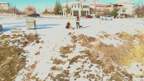 Increíble Paisaje Aéreo Una Encantadora Pareja Viajeros Caminando Valle Rojo — Vídeo de stock