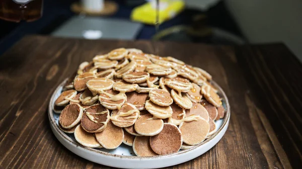 Ένα Πιάτο Ολλανδικές Μίνι Τηγανίτες Poffertjes Φυστικοβούτυρο Στο Ξύλινο Φόντο — Φωτογραφία Αρχείου