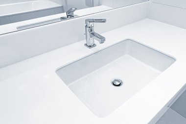 Beyaz ayna tarafından lavabo.