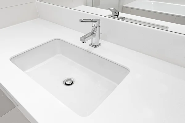 White sink by the mirror. — Stock Photo, Image
