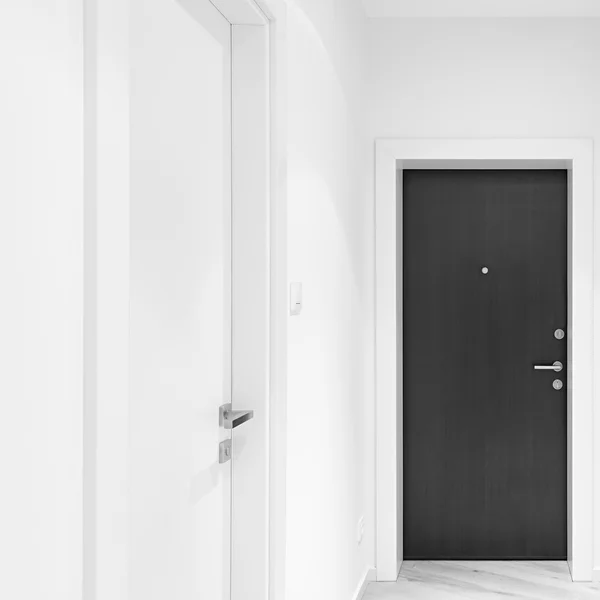 Дверь в плоском коридоре . — стоковое фото