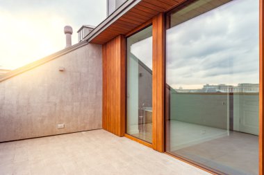 Sabah zaman lüks prestij dairelerin balkon.