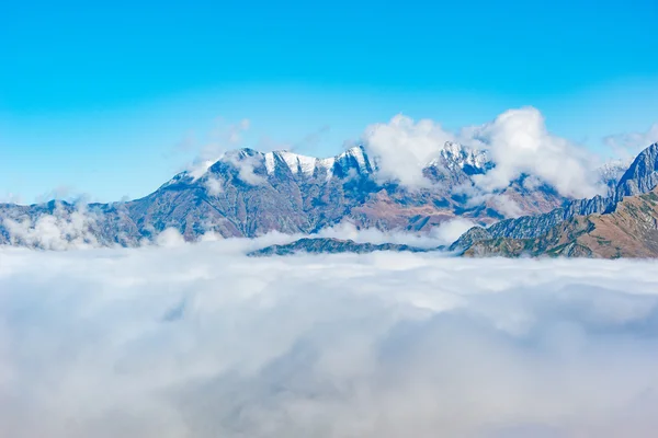 Montagna sopra le nuvole. — Foto Stock