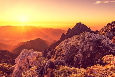 Kış gündoğumu manzara Huangshan Milli Parkı'nda.