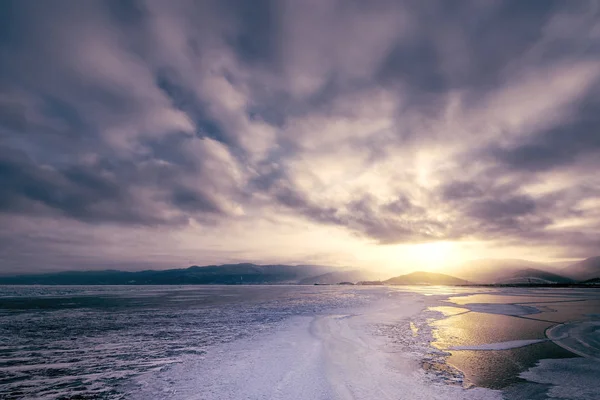 바이칼 호수의 얼어붙은 표면. — 스톡 사진