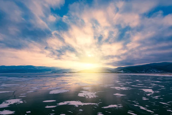Заморожені поверхні озера Байкал. — стокове фото