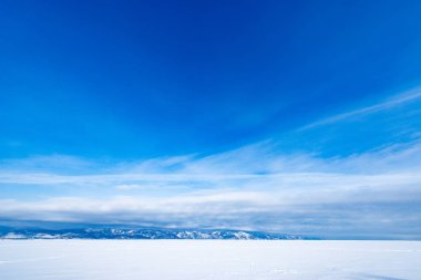Yüzey Baykal Gölü'nün güneşli gün anda dondurulmuş.