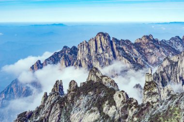 Sis Huangshan Milli Parkı'nda kayalar arasında.