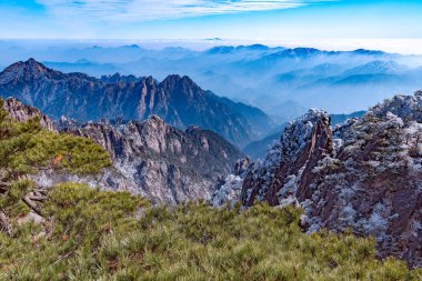 Kış gündoğumu manzara Huangshan Milli Parkı'nda.