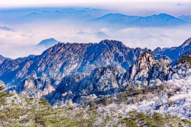 Kış gündoğumu manzara Huangshan Milli Parkı'nda.