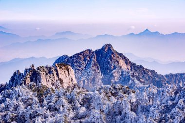 Kış gündoğumu manzara Huangshan Milli Parkı'nda.