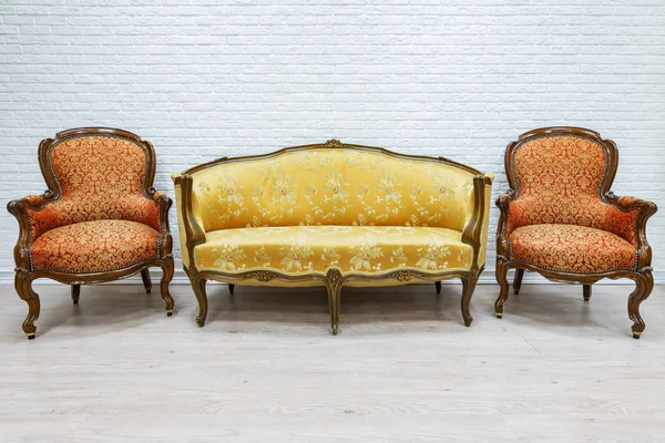 Oude vintage luxe Bank en twee fauteuils. — Stockfoto