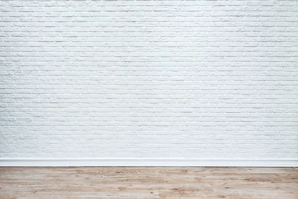 白いレンガの壁と板木の床. — ストック写真