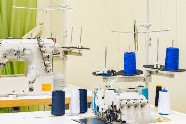 Atelier odada dikiş makinesi.