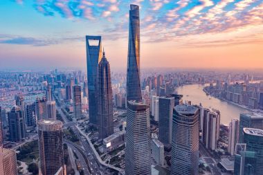 Günbatımı zaman Shanghai şehir merkezinin havadan görünümü.