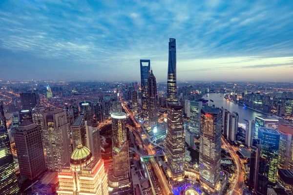 Günbatımı zaman Shanghai şehir merkezinin havadan görünümü.