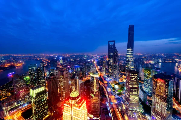 Вид с воздуха на центр Шанхая на закат . — стоковое фото