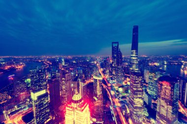 Günbatımı zaman Shanghai şehir merkezinin havadan görünümü.