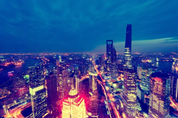 Luchtfoto van Shanghai centrum van de stad bij zonsondergang. — Stockfoto