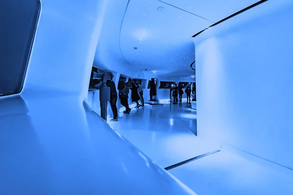 Interior de la cápsula espacial dentro de la torre Oriental Pearl . — Foto de Stock