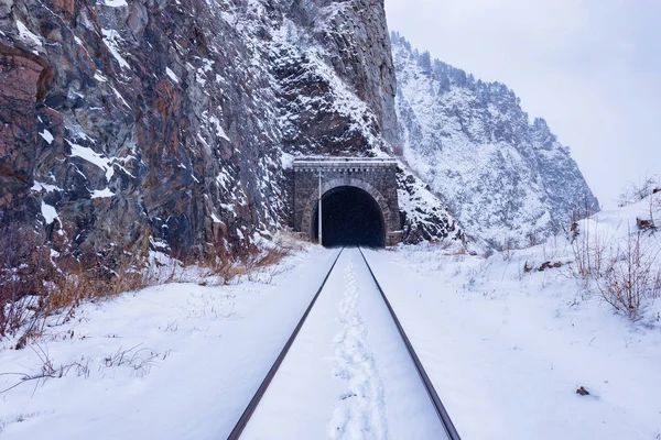 旧トンネルのビュー。環バイカル鉄道. — ストック写真