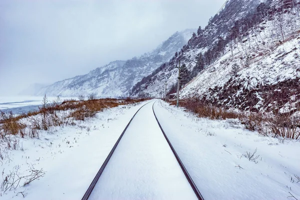 Vista de Circum-Baikal Railway no dia de inverno hora . — Fotografia de Stock