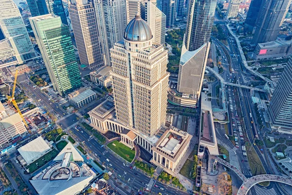 Vue aérienne du centre-ville de Shanghai en soirée . — Photo