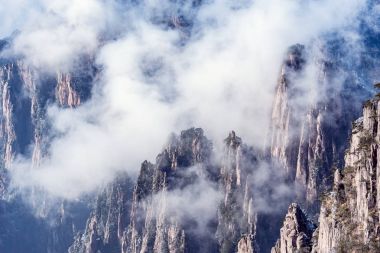 Bulutların üzerinde doruklarına.