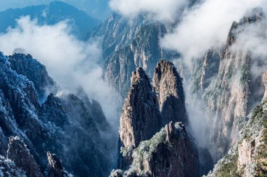 Bulutların üzerinde doruklarına.